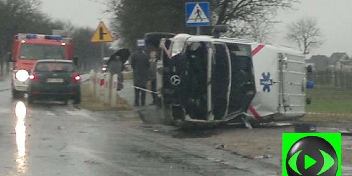 Wypadek karetki. Nieśli pomoc, dachowali