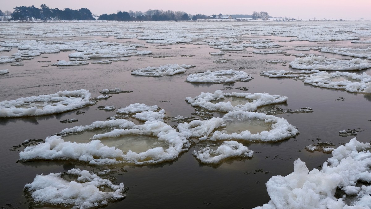 W związku z przekroczeniem stanu ostrzegawczego wody w Wiśle ogłoszony został stan pogotowia przeciwpowodziowego dla Tczewa — podało miasto. IMGW wydało ostrzeżenie w związku z przemieszczaniem się fali wezbraniowej.