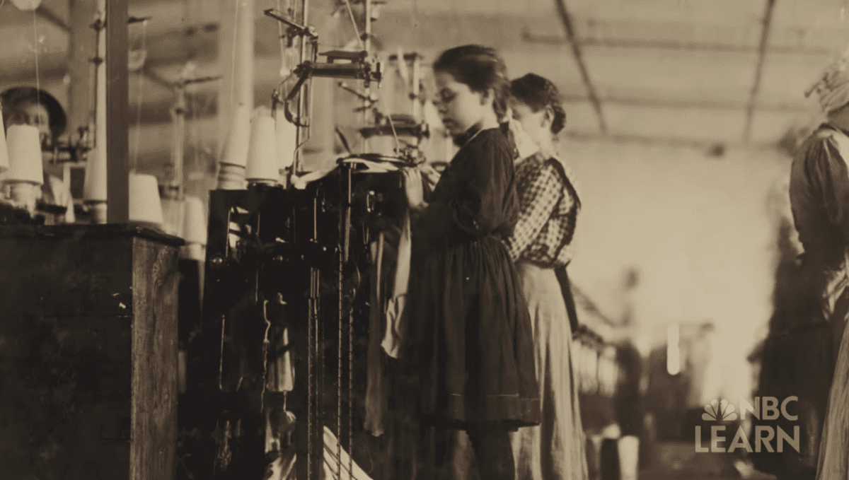 Práca pod strojmi v továrňach.