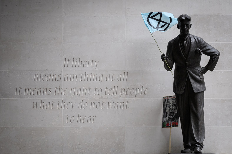 Pomnik George'a Orwella przed siedzibą BBC 