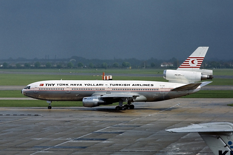McDonnell Douglas DC-10, który uległ katastrofie (nr rej. TC-JAV). Zdjęcie wykonano na londyńskim lotnisku Heathrow w maju 1973 r.