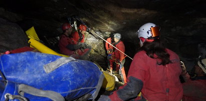 Polacy uwięzieni w zalanej jaskini w Austrii uratowani!