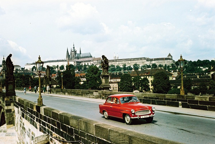 Zmiana nazwy przyniosła ze sobą innowacje techniczne. W roku 1959 inżynierowie przeprojektowali przednie osie wszystkich osobówek Skody - resory piórowe wyparły sprężyny śrubowe z teleskopowymi amortyzatorami