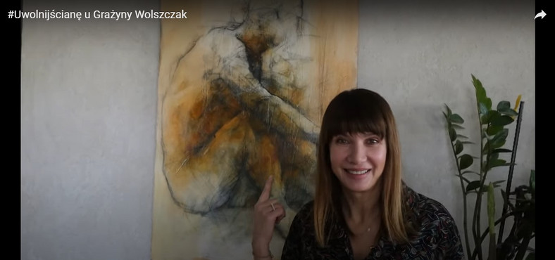 Grażyna Wolszczak prezentuje obraza Michała Bajsarowicza w swoim salonie