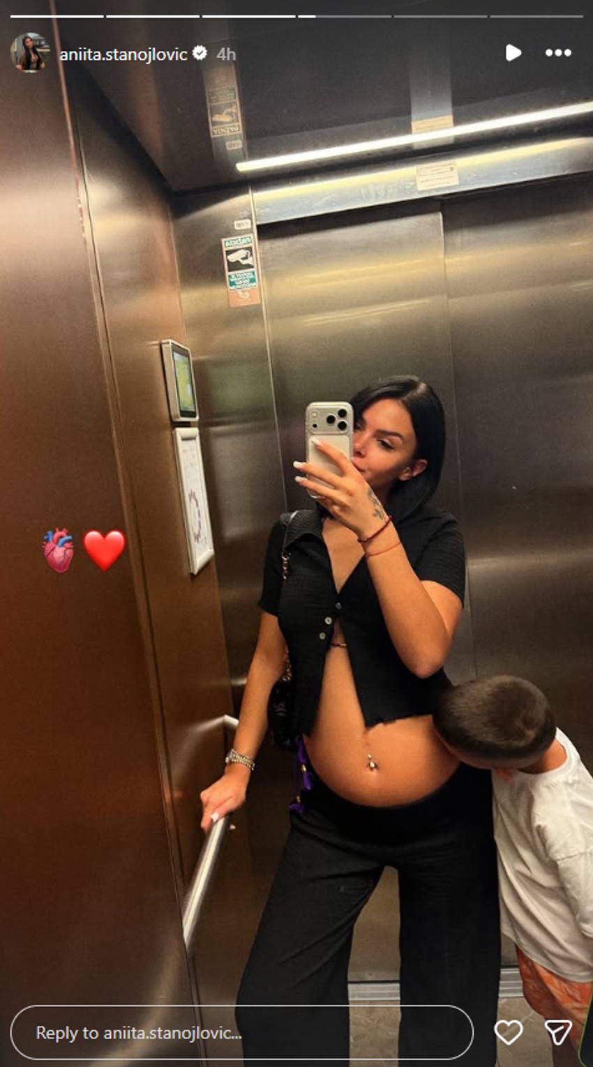 Anita Stanojlović raznežila slikom: Sin joj ljubi ogroman trudnički stomak