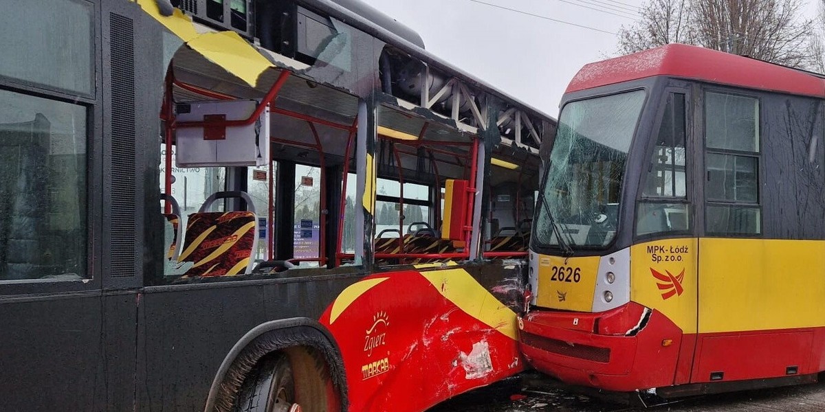 Zgierz. Zderzenie autobusu z tramwajem MPK Łódź. Ranna kobieta