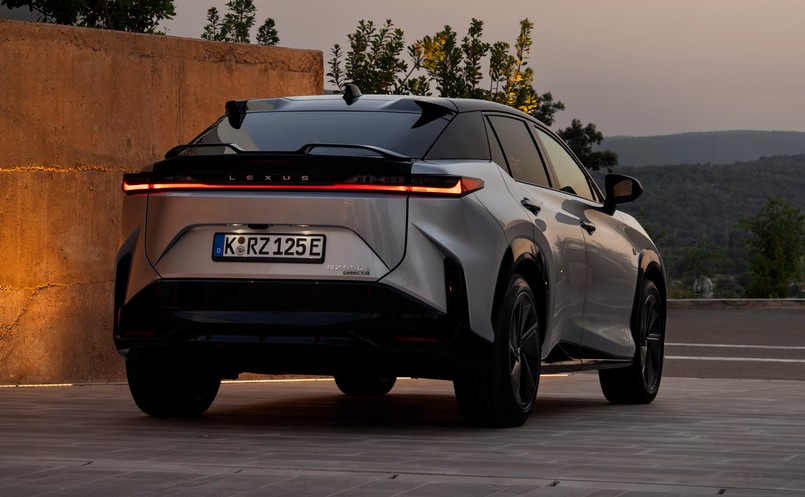 Nowy Lexus RZ 550e F SPORT