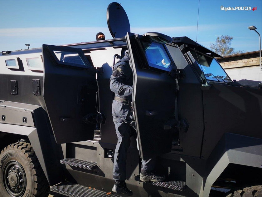 Szczecińscy policjanci chwalą się wozem pancernym TUR VI/LTO