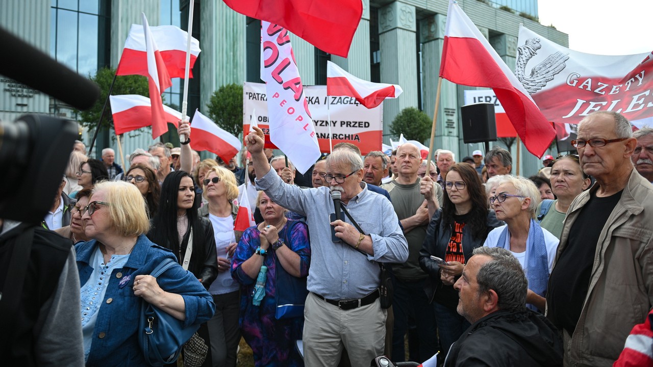 Gorąco przed Sądem Najwyższym. Pojawili się politycy i aktywiści. Interweniowała policja