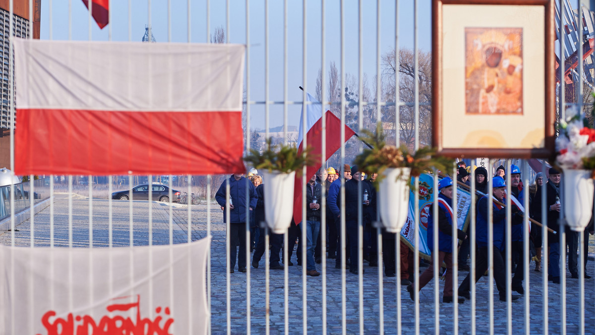 Kilkanaście minut spacerem od najsłynniejszej ulicy Gdańska - Długiej znajduje się plac Solidarności - świadek polskiej drogi do demokracji. To tu stoi m.in. pomnik ku czci robotników zabitych przez wojsko i milicję w PRL-u, a także Centrum, które opowiada historię Solidarności.