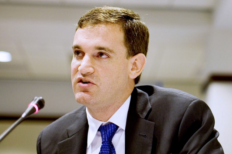 <b>John Arnold</b>
<br>
<br>
Wiek: 38 lat
<br>
Fortuna: 2,8 miliardów dolarów
<br>
<br>
Zszokował świat funduszy heddingowych, kiedy w maju 2012 roku ogłosił, że kończy swoją zawodową karierę. Arnold, który jest sygnatariuszem kampanii Giving Pledge, wraz ze swoją żoną przeznaczył już ponad 1,2 miliarda dolarów na cele charytatywne.