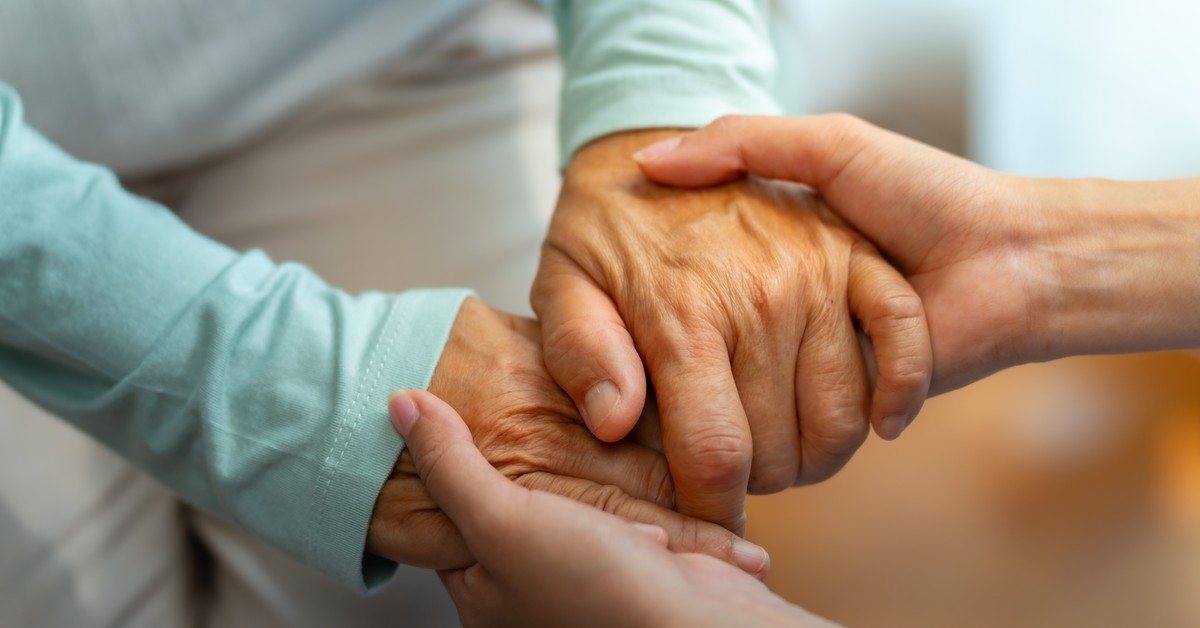 Zasiłek opiekuńczy 2026. Komu przysługuje świadczenie, ile wynosi i na ile dni?