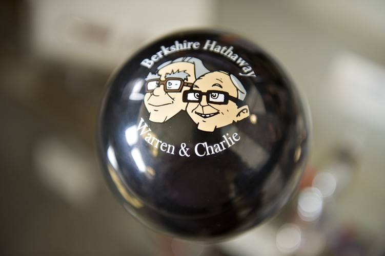 Święto Buffetta nie może obyć się bez oryginalnych gadżetów promocyjnych. Na zdjęciu 'magiczna kula' Warrena Buffeta, prezesa Berkshire Hathaway i Charliego Mungera, wiceprezesa firmy. Zadaniem kuli jest 'pomagać' w giełdowych decyzjach inwestorów. Przykładowe odpowiedzi, które się na niej pojawiają to: 'Dywersyfikuj', 'Lepiej wydaj pieniądze na płytę CD' czy 'Masz jeszcze 50 lat?'.