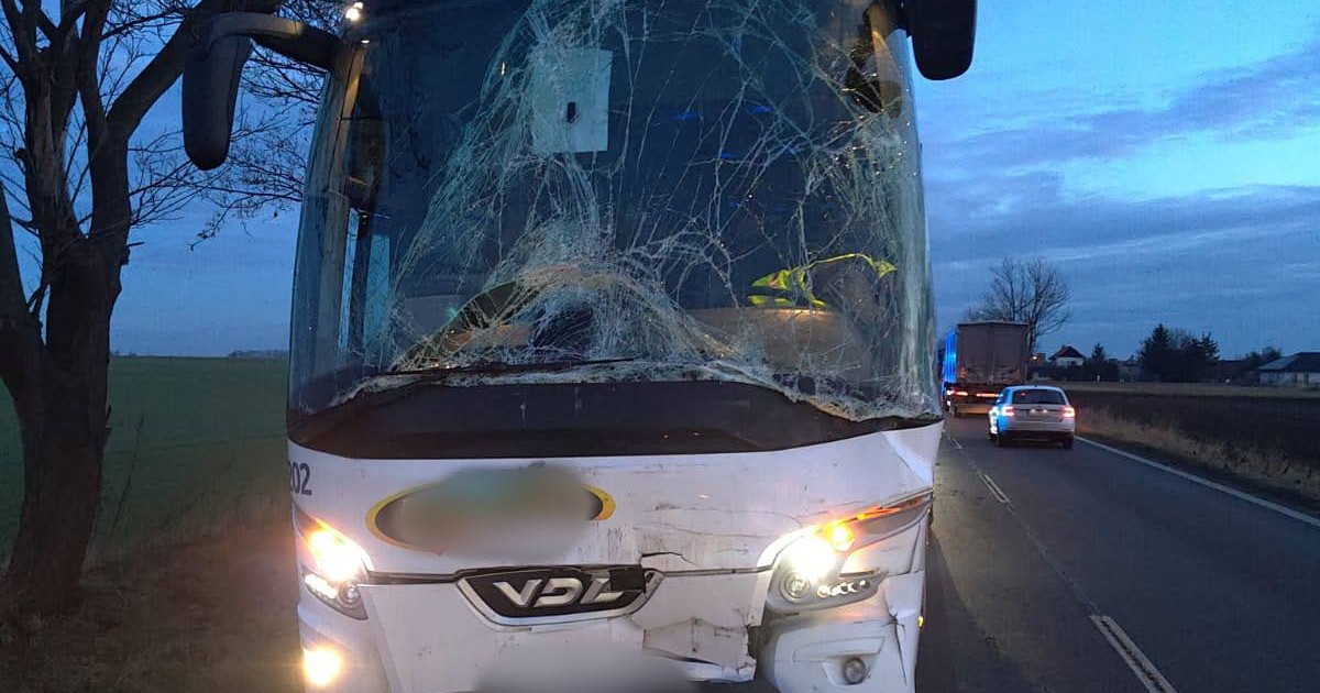 Zderzenie dwóch autobusów o świcie. Sto osób w pojazdach, są ranni