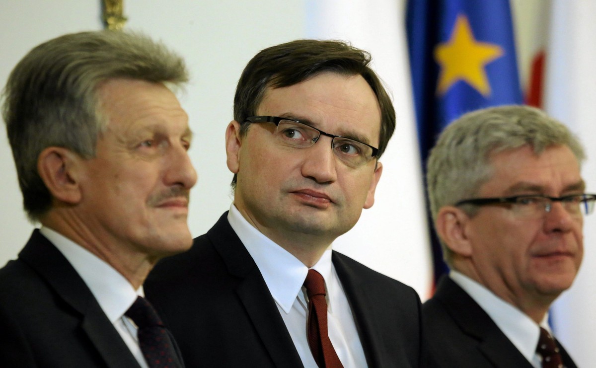 Poseł PiS Stanisław Piotrowicz, minister sprawiedliwości Zbigniew Ziobro i marszałek Senatu Stanisław Karczewski