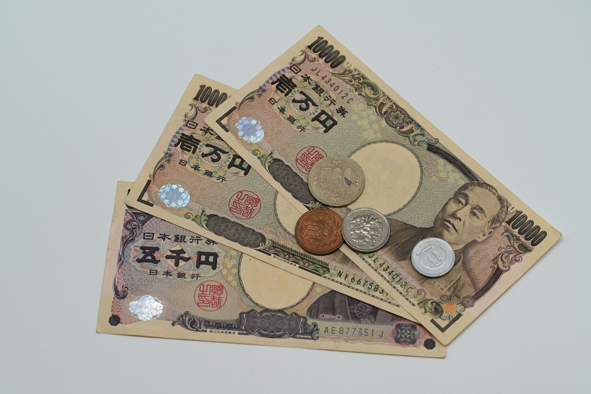 Japonský jen bol vďaka extrémne nízkym úrokom dlhé roky obľúbeným nástrojom pre investorov. Éra superlacných peňazí sa však teraz končí aj v Tokiu.