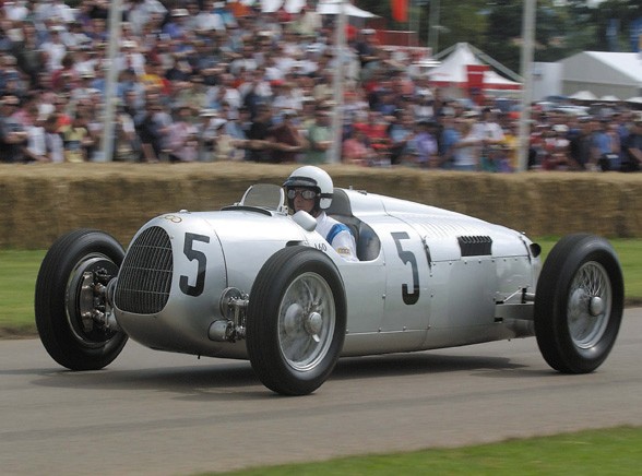 Warunkiem zaakceptowania samochodu była moc przynajmniej 250 KM/4500 obr./min, którą później Hans Stuck wykorzystał bijąc światowy rekord na torze Avus w marcu 1934 roku