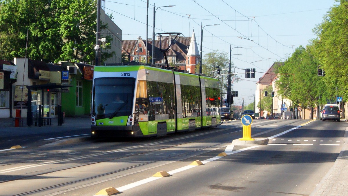 Dzisiaj mija rok odkąd oficjalnie na ulice stolicy Warmii i Mazur wróciły tramwaje. Z tej okazji prezydent Olsztyna opublikował pierwsze dane dotyczące opracowań związanych z użytkowaniem komunikacji miejskiej w 2016 roku. Jak się okazuje, olsztynianie częściej korzystają z transportu miejskiego.