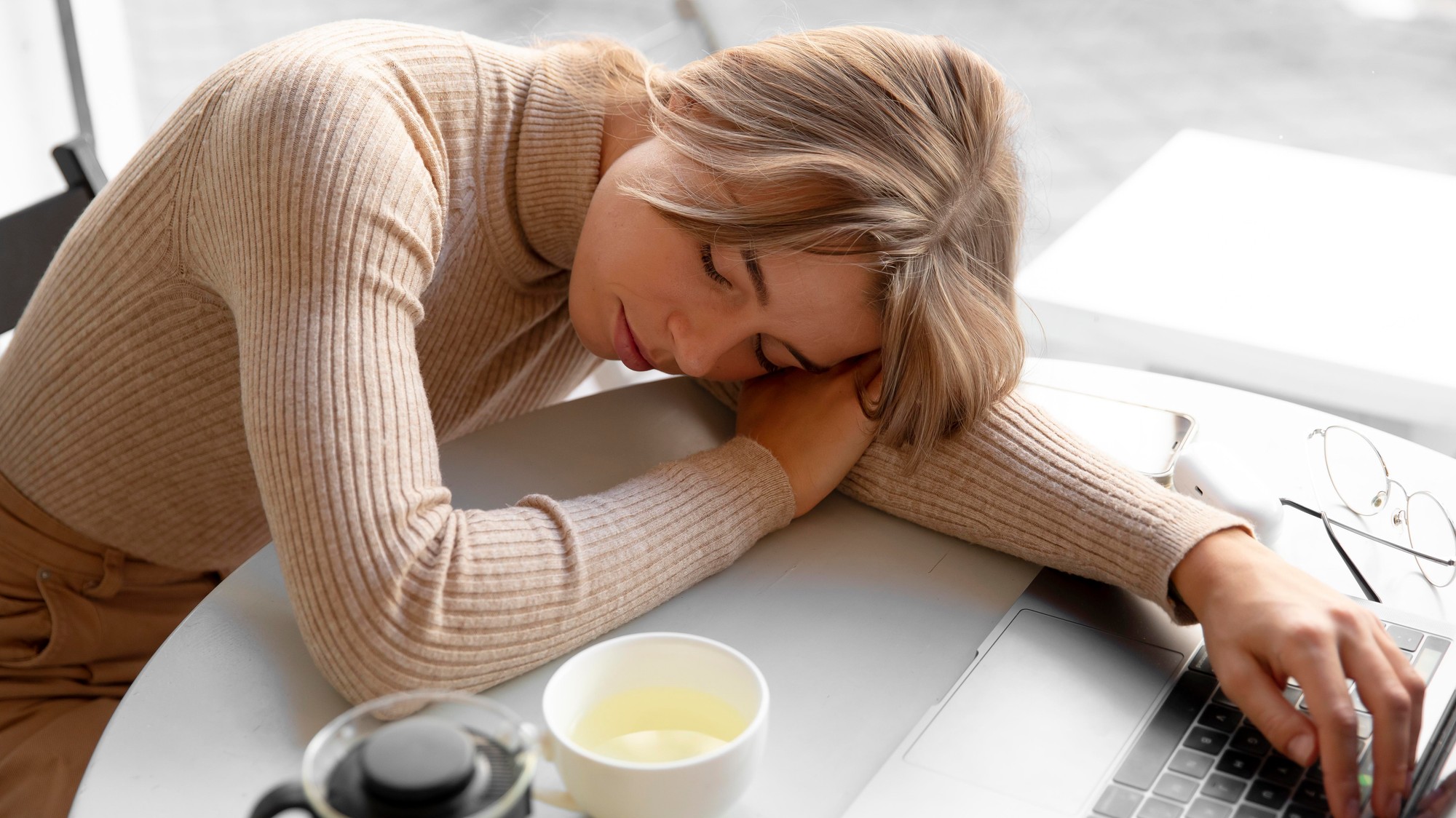 Únava, ktorá neustupuje ani po dobrom spánku môže byť príznakom cukrovky.