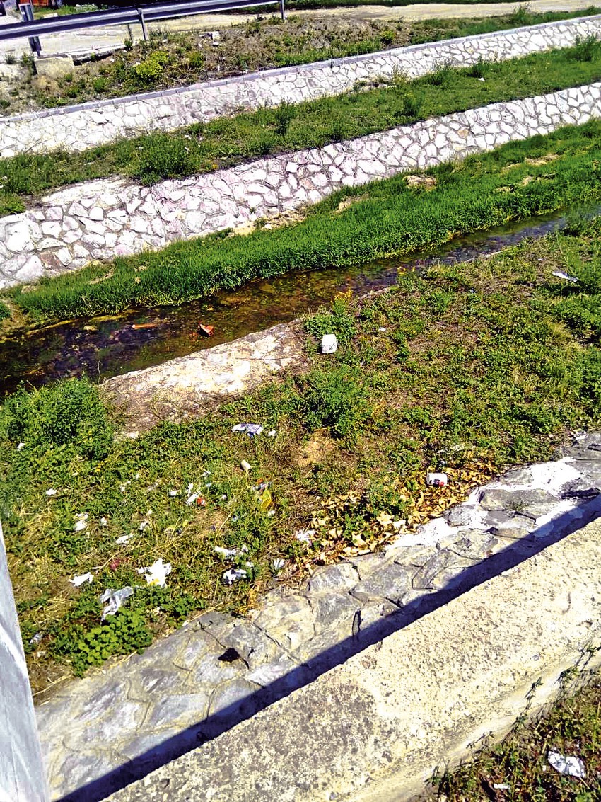 Građane koji šetaju kraj reke dočekuju ružni prizori razbacanog smeća