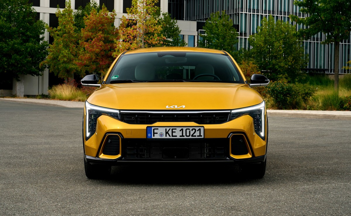 Nowa Kia K4 złoty kolor przód światła