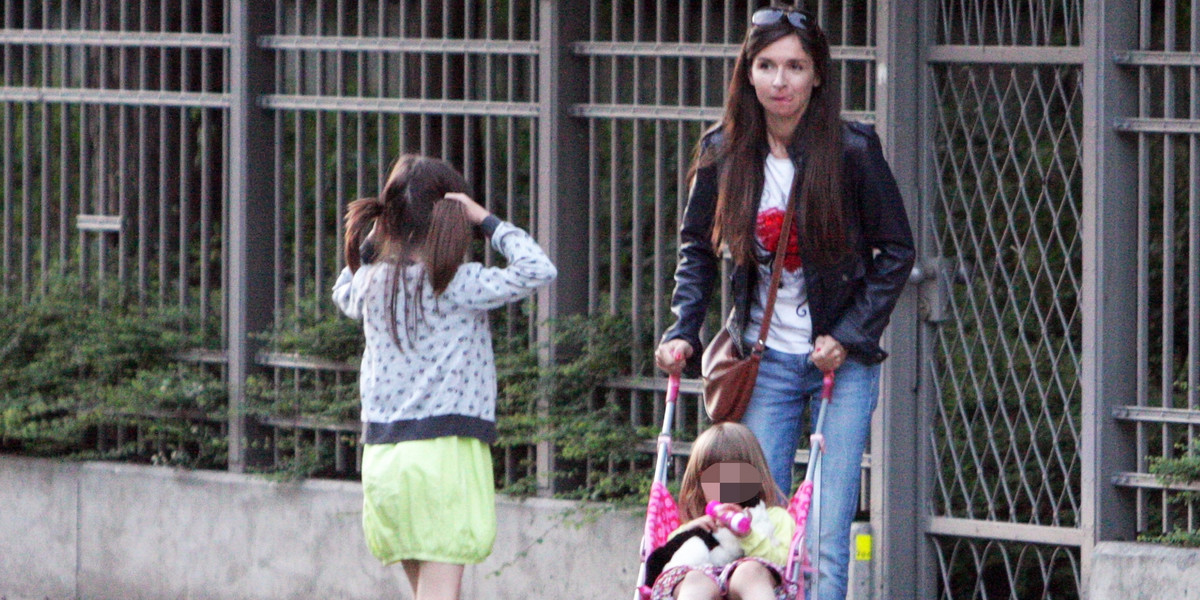 Marta Kaczyńska z córkami na spacerze.