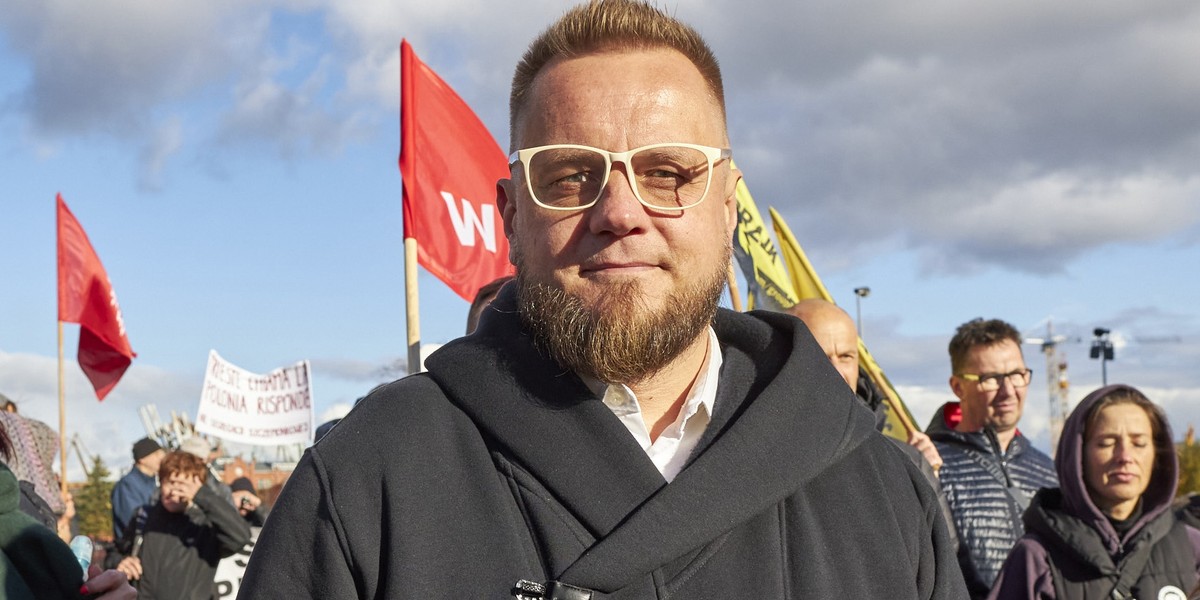 Paweł Tanajno organizuje protest przy Wiejskiej w Warszawie. 