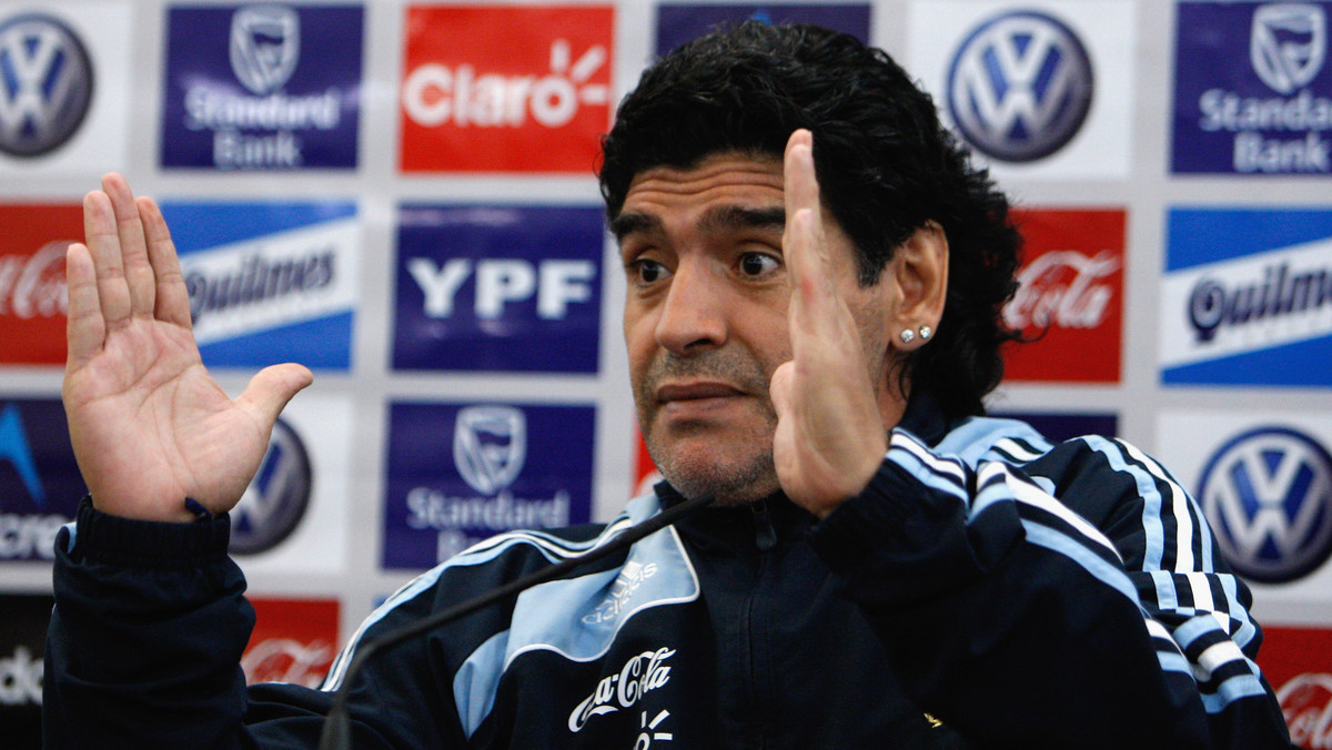 Diego Maradona zapowiedział, że ma zamiar podać do sądu prezydenta Argentyńskiej Federacji Piłkarskiej, Julio Grondonę. 79-letni działacz miał w ostatnim czasie rozpowszechniać fałszywe informacje na temat ponownych problemów z alkoholem i narkotykami jednego z najlepszych piłkarzy w historii.