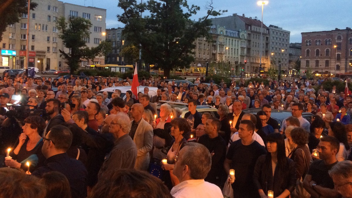 Łódzki plac Dąbrowskiego, przed siedzibą Sądu Okręgowego dziś wieczorem zapełnił się niemal w całości. Ponad tysiąc łodzian zebrało się, by zaprotestować przeciwko rewolucyjnym zmianom w systemie sądownictwa, które forsuje PiS.