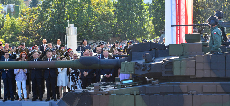 Defilada 2023. Czołgi K2, HIMARS-y i Borsuki. Polska armia pokazała najnowszy sprzęt [FOTO]