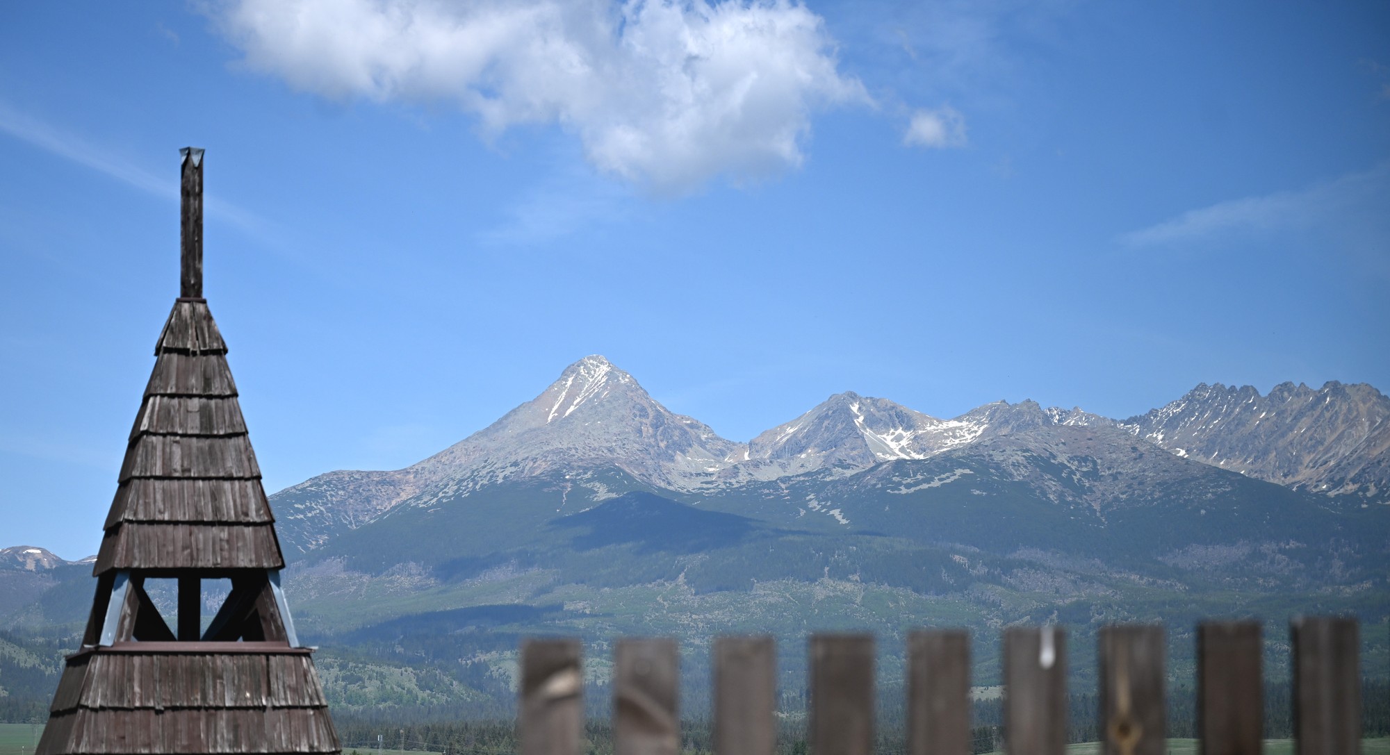 Pohľad na Vysoké Tatry z obce Važec na Liptove.