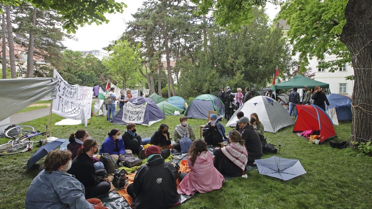 Na Viedenskej univerzite si propalestínski demonštranti vytvorili protestný tábor