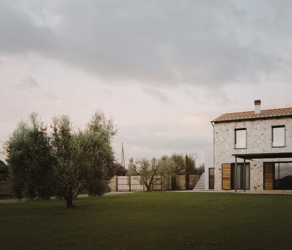 Minimalistyczny dom w Toskanii. Z sypialni widok na lagunę!