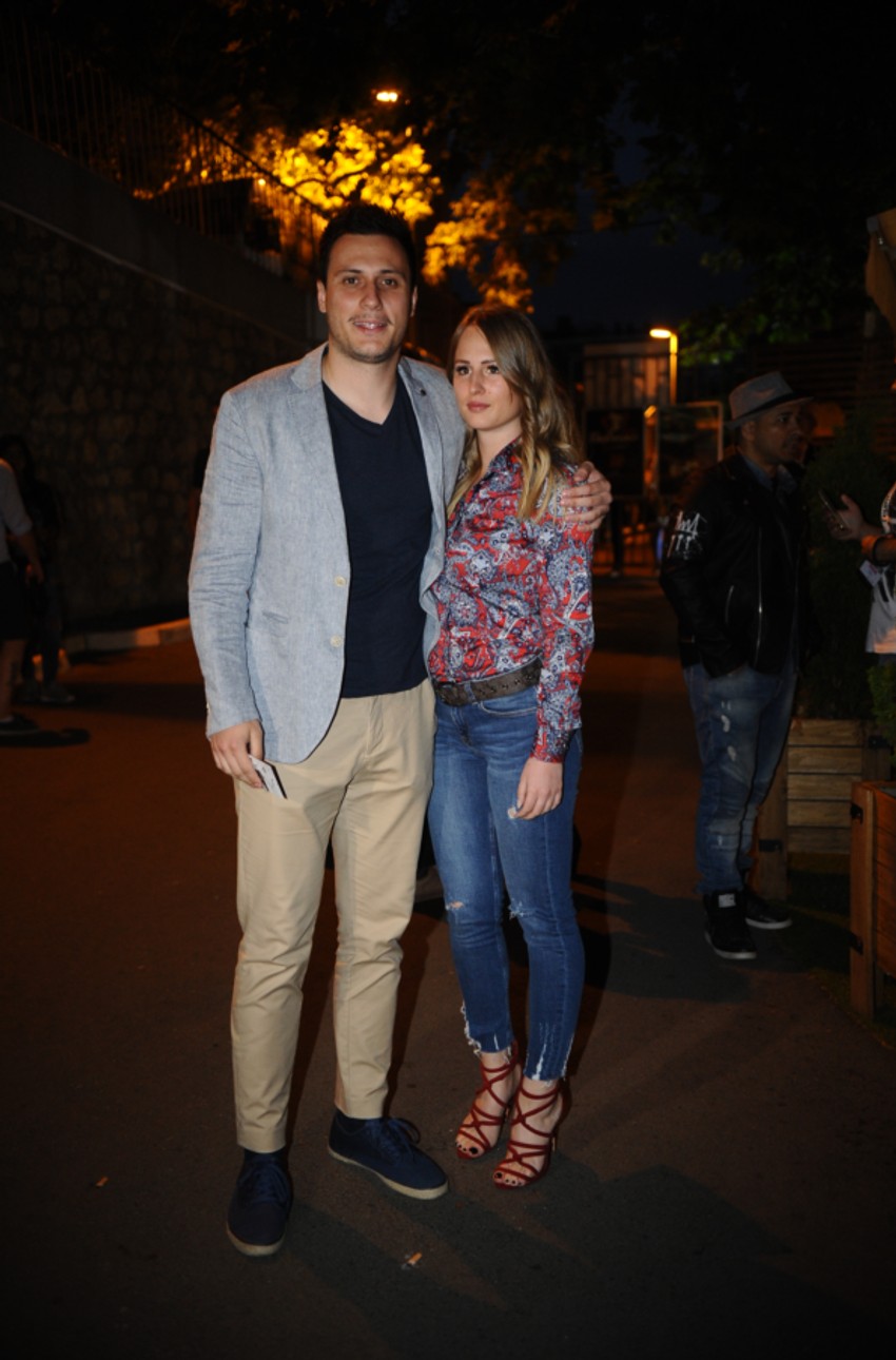 SRBIJA GA PAMTI PO GEJ POLJUPCU Naš glumac se oženio lepoticom koju dugo krije od javnosti