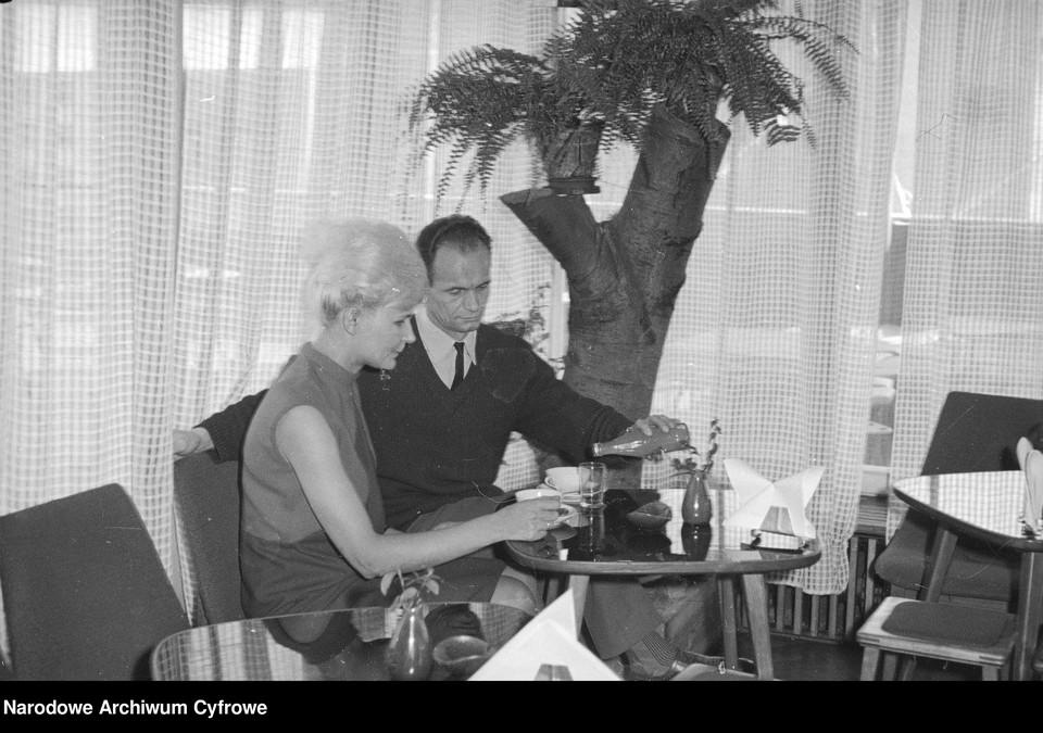 Jak wyglądała majówka w PRL-u? Archiwalne zdjęcia z tamtych lat (na zdjęciu goście kawiarni "Hawana" w Warszawie, fotografia wykonana w latach 1966-1968)