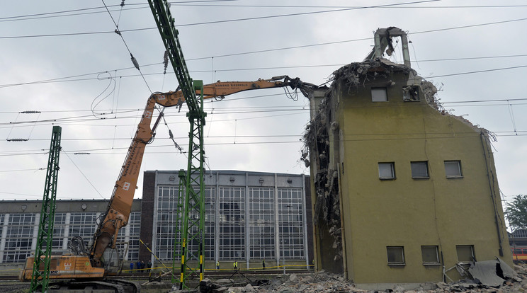 Bontják a fehérvári vasútállomás irányítótornyát / Fotó: MTI Máthé Zoltán