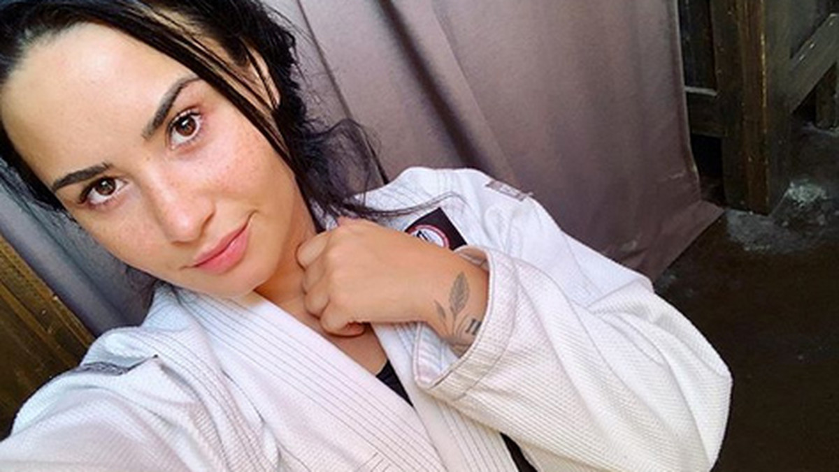 Demi Lovato zamieściła na Instagramie pierwsze selfie od czasu, gdy wyszła z odwyku. 26-letnia wokalistka wygląda na nim na okaz zdrowia - jakby gehennę związaną z uzależnieniem miała dawno za sobą.