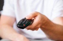 Koniec najchętniej oglądanego kanału informacyjnego w Polsce? Decyzja KRRiT może zakończyć działalność stacji