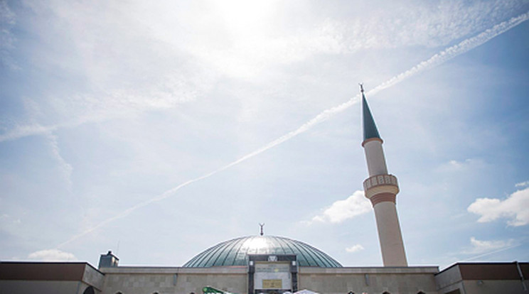 Elrendelték két "radikális mecset" bezárását Ausztriában / Fotó: MTI/EPA/Christian Bruna