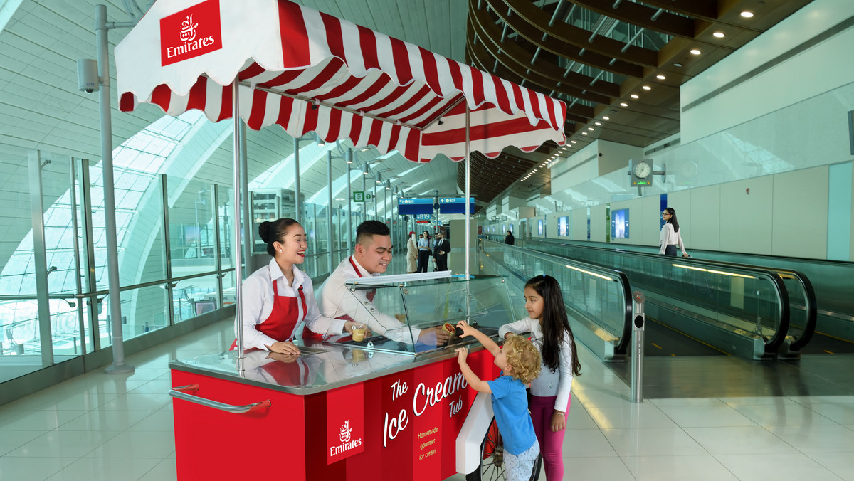 Tego lata linie Emirates będą serwować wszystkim pasażerom darmowe lody na lotnisku Dubai International. Kubki z lodami będą rozdawane pasażerom podróżującym z Dubaju lub przez Dubaj w hali odlotów i strefie tranzytowej Terminalu 3 od 15 czerwca do 31 sierpnia.