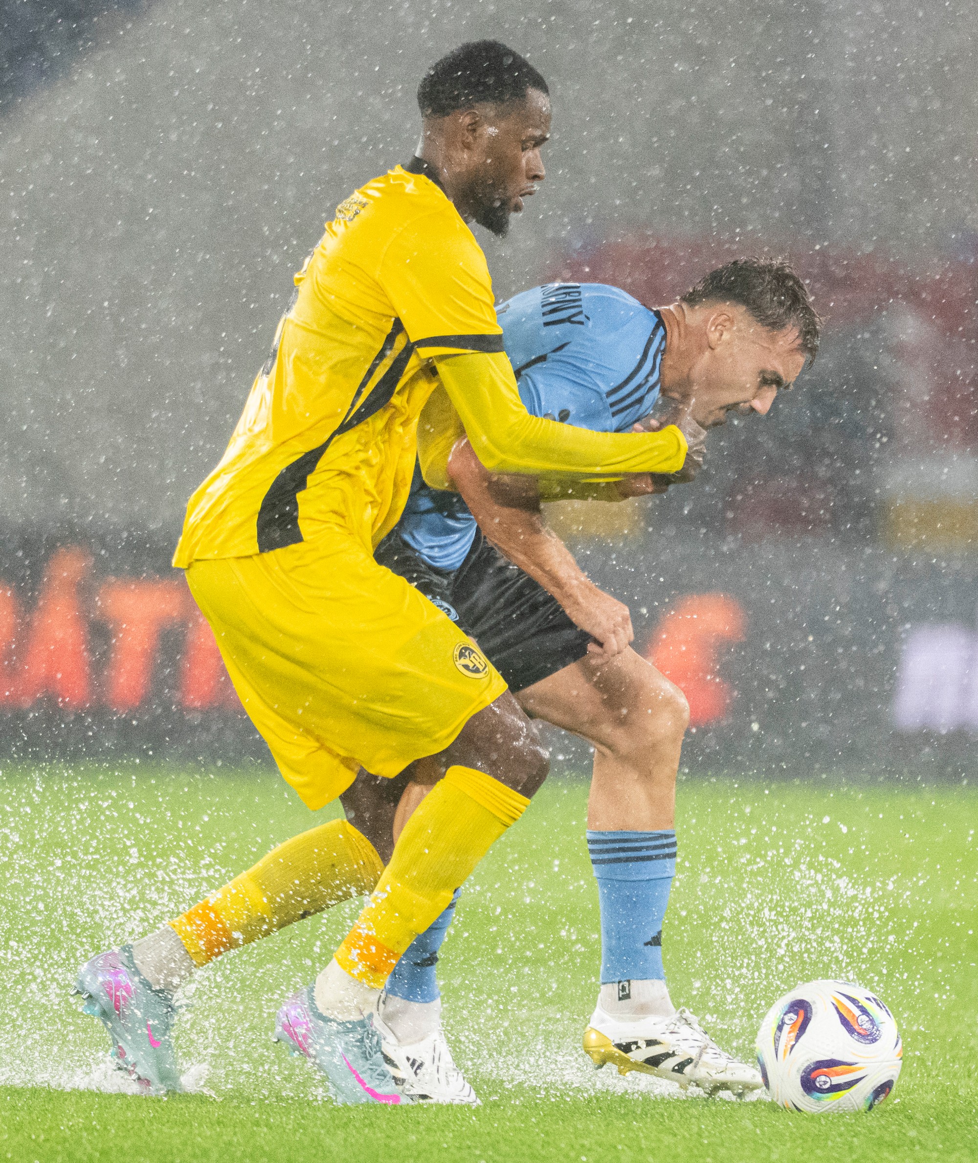 Sprava hráč Slovana Peter Pokorný a hráč YB Bern Edmilson Fernandes. 
