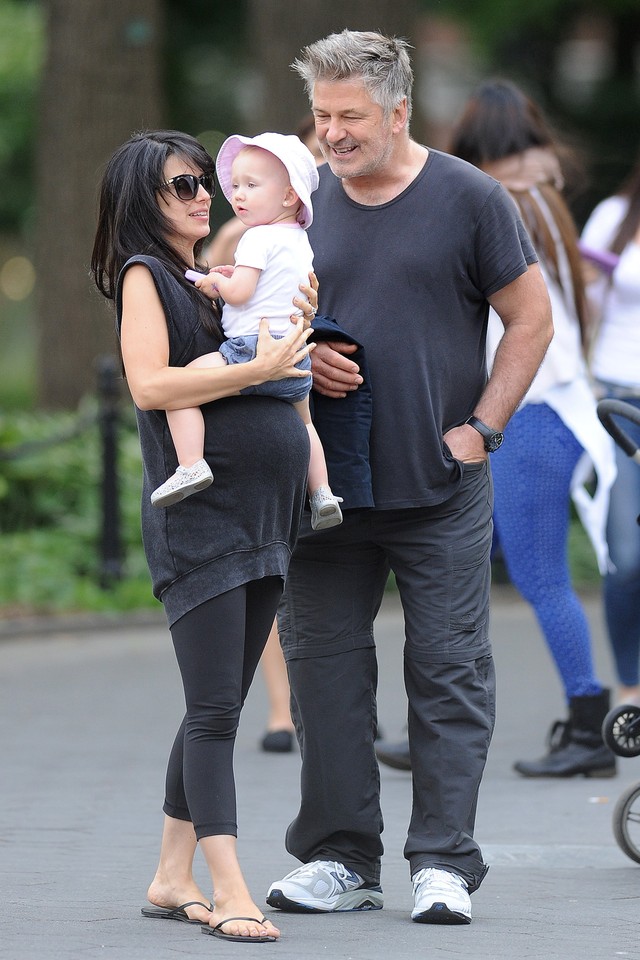 Alec Baldwin z żoną i córeczką na spacerze Plejada.pl