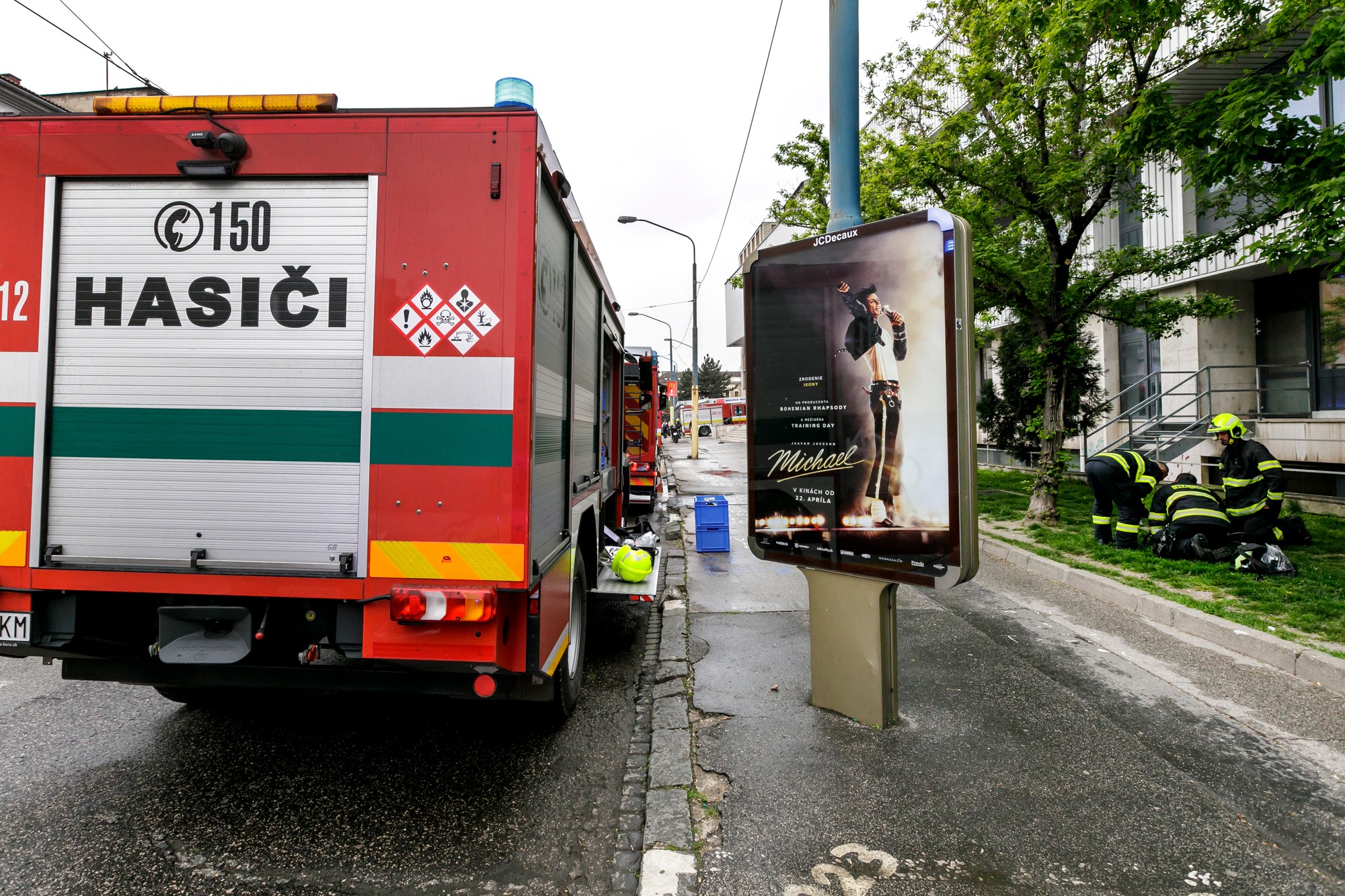 Bratislavskí hasiči zasahujú pri požiari v budove Slovenskej technickej univerzity. 