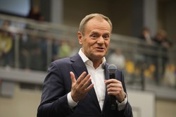 Tusk bije w rząd: "Kamienie", które naprawdę stanowią problem, to...