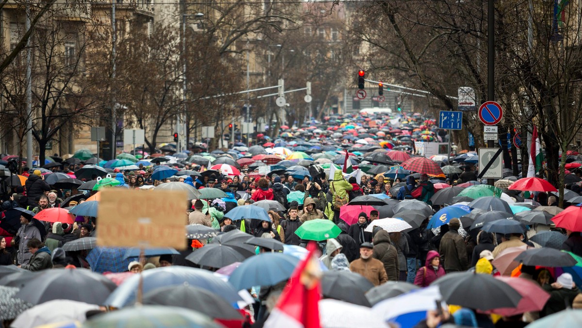 Mimo deszczu dziesiątki tysięcy Węgrów zebrały się dzisiaj wieczorem po raz trzeci przed parlamentem w Budapeszcie, by domagać się od prawicowego rządu Viktora Orbana rozpoczęcia rozmów ws. reformy systemu oświaty. Nauczyciele zagrozili strajkiem.