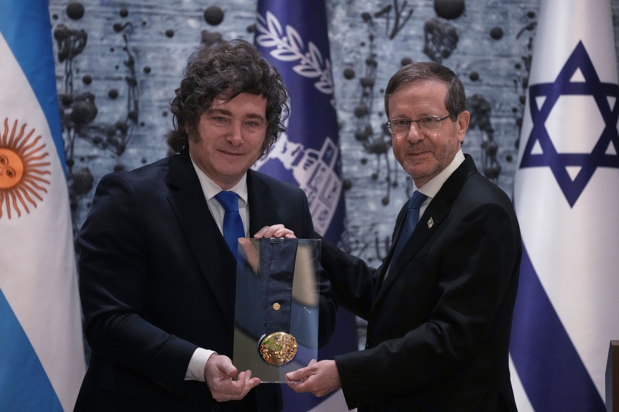 Argentínsky prezident Javier Milei (vľavo), ktorému izraelský prezident Jicchak Herzog udeľuje najvyššie izraelské civilné vyznamenanie.