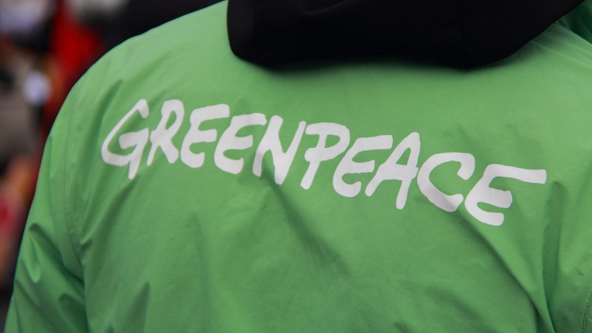Działacze Greenpeace chcieli pokazać braki w ochronie elektrowni atomowych we Francji. W tym celu włamali się do jednej z nich i niedaleko miejsca składowania substancji radioaktywnych odpalili fajerwerki - czytamy na stronach luksemburskiego "L'essentiel".