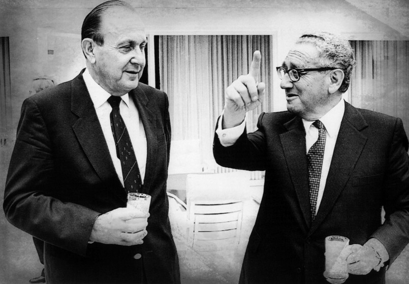 Hans-Dietrich Genscher (z lewej) Henry Kissinger podczas rozmowy w 1985 roku