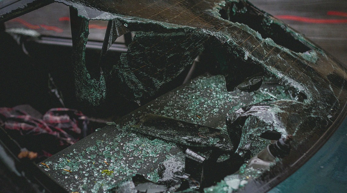 Videón a tegnapi tömegkarambol: így tört rommá 8 autó az M7-esen