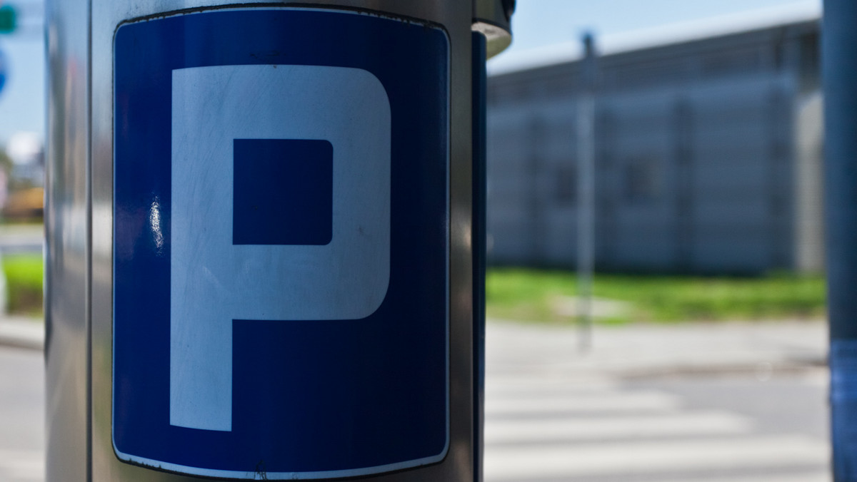 Odpowiedzialna za obsługę strefy płatnego parkowania spółka Miejska Infrastruktura do marca będzie testować parkomat, w którym pojawią się tweety z oficjalnego Twittera miasta. W ten sposób parkomat, z urządzenia w którym można opłacić tylko postój, staje się też punktem informacyjnym.